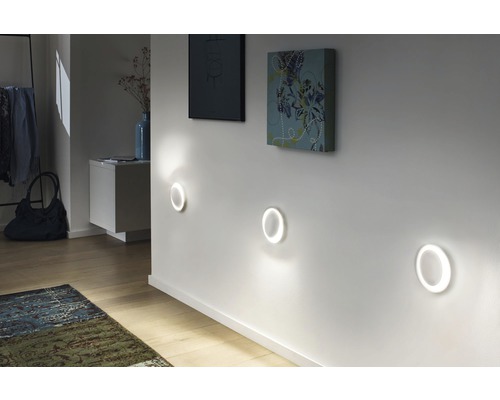 Flur mit runden Wandleuchten und Dekorationen