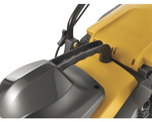 Detailansicht eines Rasenmähers mit Griff und Abdeckung