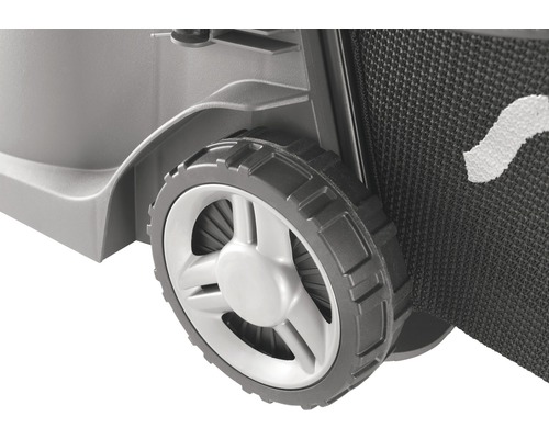 Detailaufnahme eines Laubfangwagens mit Rad und Fangnetz.