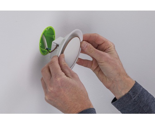 Installation einer Wandleuchte an der Wand