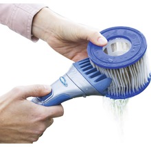 Person reinigt Poolfilter mit einem Filterreiniger