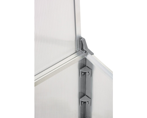 Vue détaillée d''une structure de serre avec des raccords.