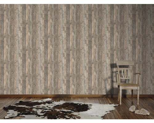 Wohnraum mit Holzvertäfelung, Stuhl und Teppich in Tierform