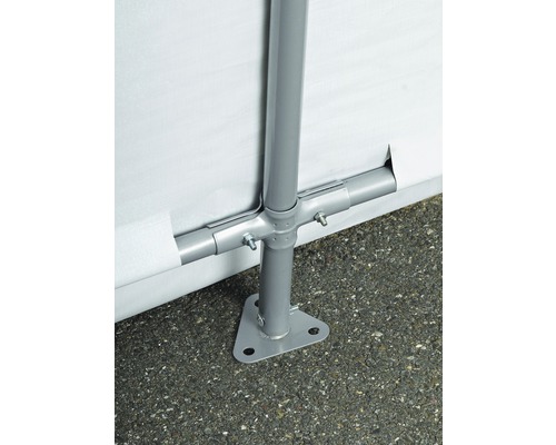 Vue détaillée d''une tente de réception avec structure tubulaire en acier et fixation au sol