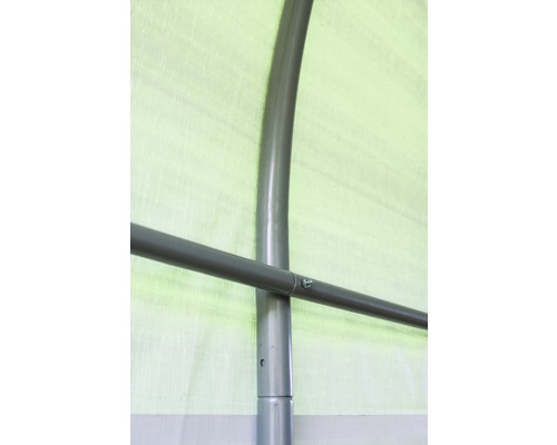 Vue détaillée d''une armature de tente avec des tubes métalliques et des raccords vissés