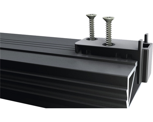 Detailansicht einer schwarzen Aluminiumleiste mit Schrauben