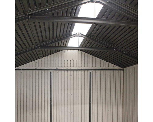 Innenansicht eines Geräteschuppens mit Dachfenster und Metallrahmen