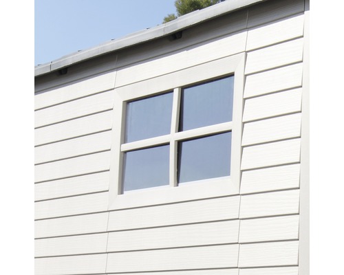 Nahaufnahme einer Gartenhütte mit Fenster