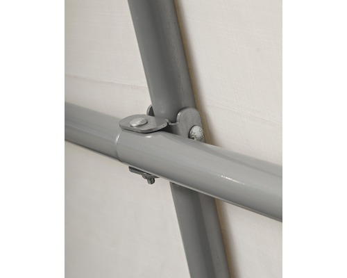 Vue détaillée d''un raccord de tube métallique avec des vis