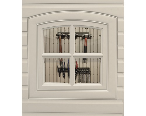 Fenster mit Werkzeugen an der Wand