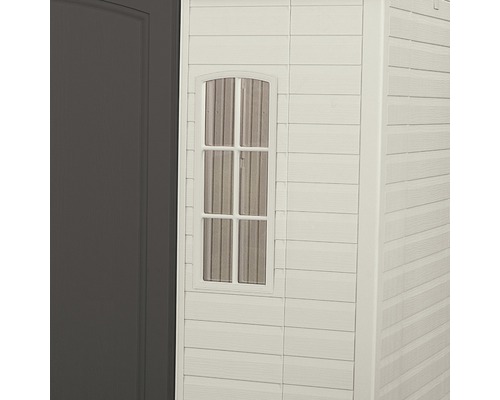 Detailansicht eines Gartenhauses mit Fenster und Tür