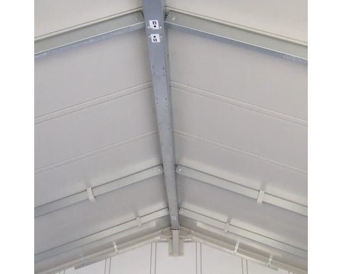 Construction de toit d''une cabane de jardin avec poutres et entretoises