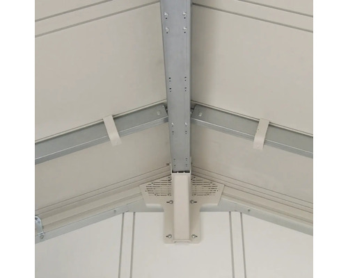 Innenansicht eines Gerätehauses mit Metalldachkonstruktion