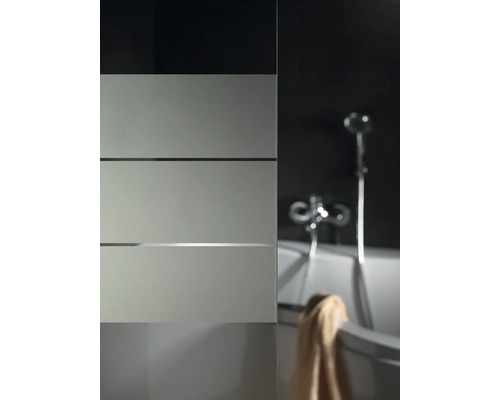 Salle de bain avec baignoire et meuble sous-lavabo