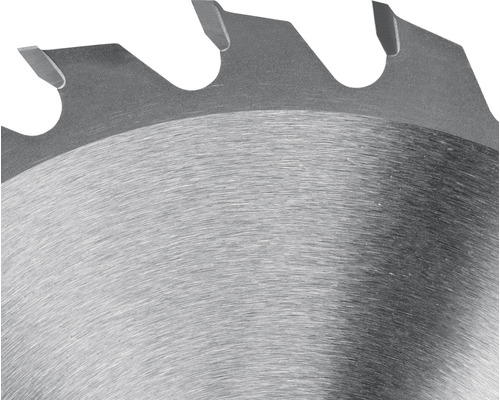 Gros plan d''une lame de scie circulaire.