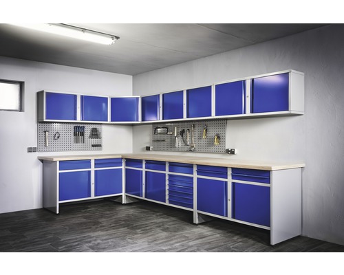 Werkstatt mit blauen Werkstattschränken, Werkbank und Werkzeugwand