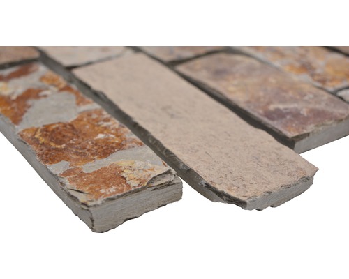 Detailansicht von Natursteinmosaikfliesen.