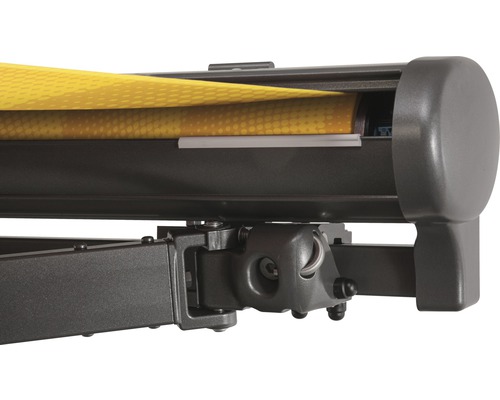 Vue détaillée d''un store banne avec un tissu de store jaune