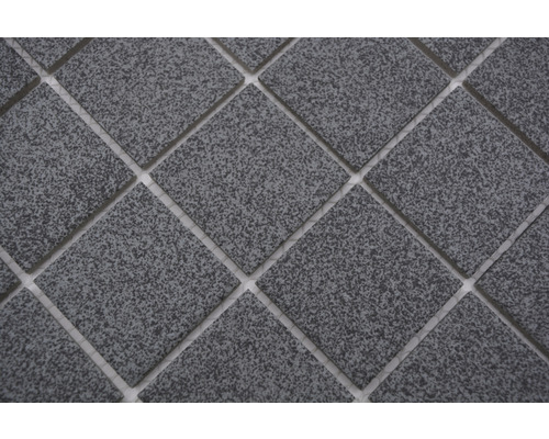 Nahaufnahme von quadratischen, gesprenkelten Fliesen