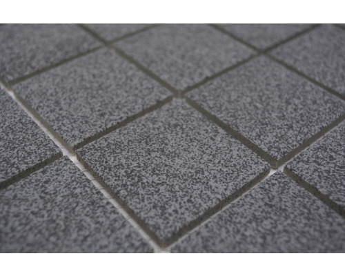 Nahaufnahme von quadratischen, gesprenkelten Fliesen