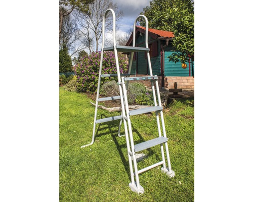 Schwimmbadleiter auf Rasen im Garten