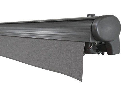 Store banne à bras articulés entrouvert avec toile grise