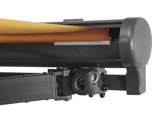 Detailansicht einer Gelenkarmmarkise mit Tuchwelle und Gelenkarm