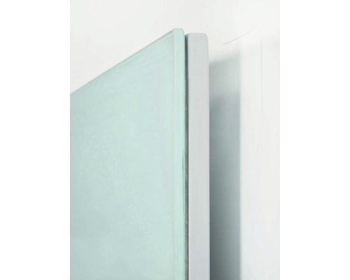 Détail d''une cabine de douche avec verre et cadre