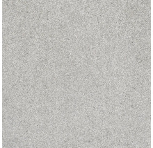Texture d'une moquette en feutre aiguilleté gris avec une surface granuleuse.