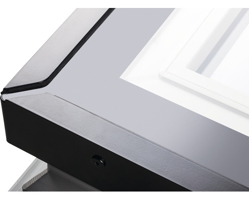 Vue détaillée d''un cadre de fenêtre noir avec vitre