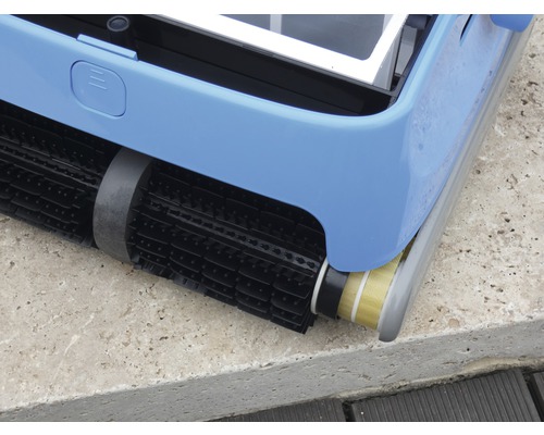 Vue détaillée d''un robot de nettoyage de piscine sur surface en béton