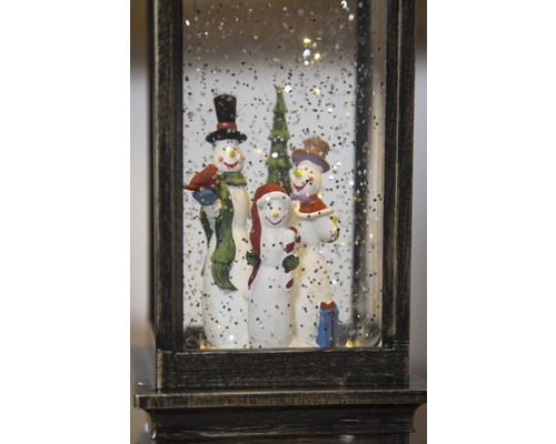 Lanterne boule à neige avec famille de bonhommes de neige et arbre