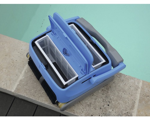 Robot de nettoyage de piscine avec compartiment de filtre ouvert à côté d''une piscine