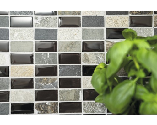 Mosaikfliesen mit Stein- und Glasoptik im rechteckigen Format