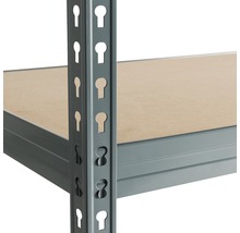 Detailansicht eines Regals mit Metallrahmen und Holzregalböden