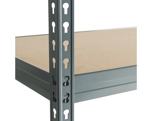 Detailansicht eines Regals mit Metallrahmen und Holzregalböden