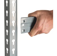 Detailansicht eines Regalsystems mit einem Handgriff zur Montage eines Regals