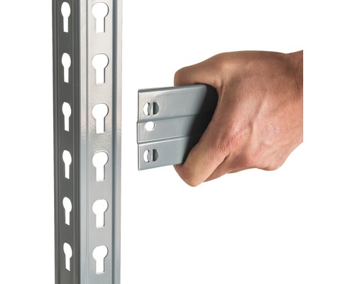 Detailansicht eines Regalsystems mit einem Handgriff zur Montage eines Regals