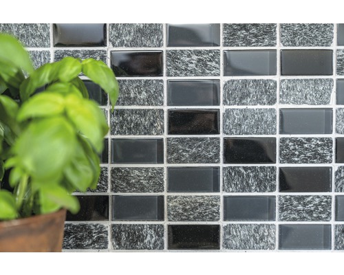 Mosaikfliesenwand mit rechteckigen Fliesen und Pflanze