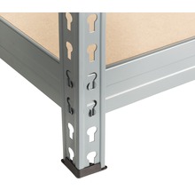 Detailaufnahme eines Regals mit Metallrahmen und Holzboden