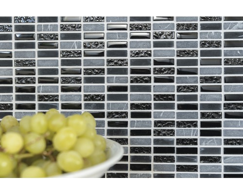 Mosaikfliesen mit Steinoptik und glänzenden Akzenten im Hintergrund