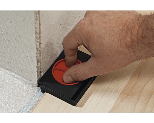 Personne utilisant un outil de réglage pour les panneaux muraux