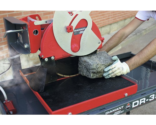 Coupe-carreaux coupant une pierre