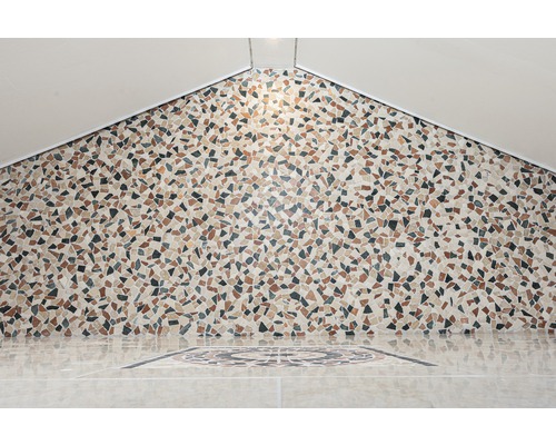 Wand- und Bodenfliesen mit Mosaikmuster in einem Raum