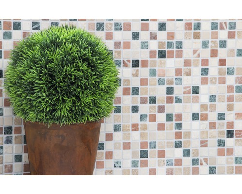 Kunstpflanze im Topf vor Mosaikhintergrund