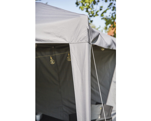 Vue détaillée d''une tente de réception grise avec éclairage