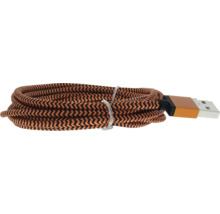 Câble USB enroulé avec gaine textile tressée orange et noire à motif zigzag et connecteur USB-A.