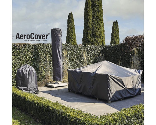 Housses de protection pour meubles de jardin sur une terrasse, comprenant une housse pour un coin salon, un barbecue et un parasol.