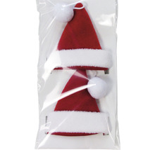 Zwei rote Weihnachtsmützen mit weißem Kunstfellbesatz in einer transparenten Verpackung.