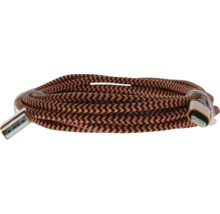 Câble de charge USB enroulé avec gaine textile à motif en zigzag et deux connecteurs différents.